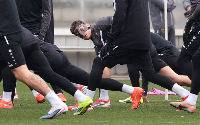 2026,01,28, Stuttgart, Football UEFA Europa League, Season 2025 2026, VfB Stuttgart, Training, Ramon Hendriks with mask