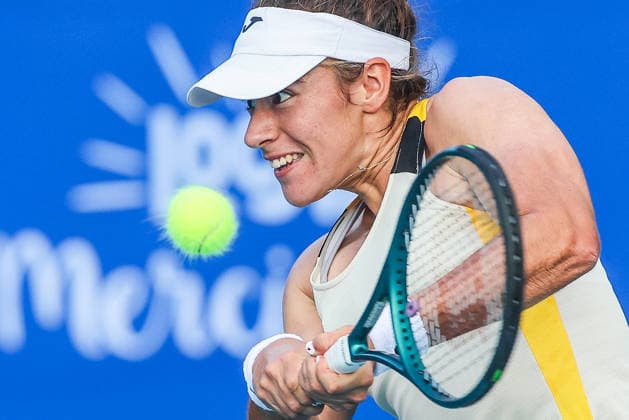 (260128) -- MANILA, Jan. 28, 2026 -- Solana Sierra of Argentina competes during the women s singles round of 16 match between Solana Sierra of Argentina and Yuliia Starodubtseva of Ukraine at the WTA, Tennis Damen Philippine Women s Open in Manila, the Philippines, Jan. 28, 2026. ) (SP)PHILIPPINES-MANILA-WTA PHILIPPINE WOMEN S OPEN ROUELLExUMALI 