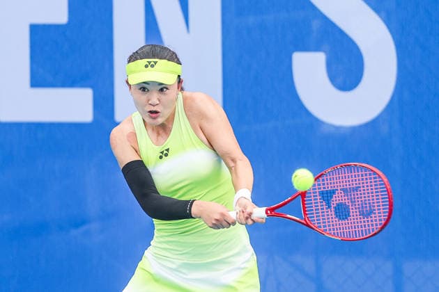 (260128) -- MANILA, Jan. 28, 2026 -- Zhu Lin hits a return during the women s singles round of 16 match between Zhu Lin of China and Mananchaya Sawangkaew of Thailand at the WTA, Tennis Damen Philippine Women s Open in Manila, the Philippines, Jan. 28, 2026. ) (SP)PHILIPPINES-MANILA-WTA PHILIPPINE WOMEN S OPEN RouellexUmali 