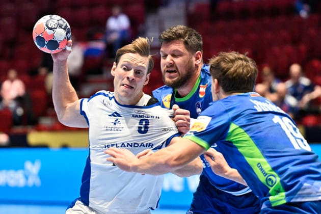 Iceland s Janus DaÃ°i Smarason against Slovenia s Matic SuholeÅ¾nik and StaÅ¡ JoviÄiÄ‡ during the 2026 EHF European Men s Handball Championship the EHF Euro 2026 main round match between Slovenia and Iceland at Malmö Arena, in Malmö, Sweden, on January 28, 2026 MALMÖ SWEDEN x50090x  Copyright: xJohanxNilsson TTx EHF EURO 2026 SLOVENIA-ICELAND