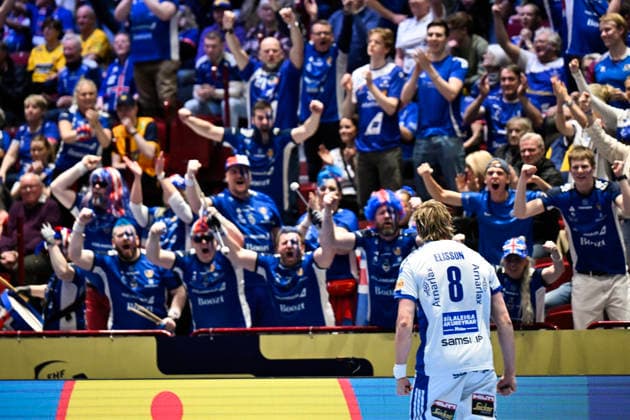 MALMÖ, SVERIGE 20260128 Iceland s Bjarki Mar Elisson celebrates with the fans during the 2026 EHF European Men s Handball Championship the EHF Euro 2026 main round match between Slovenia and Iceland at Malmö Arena, in Malmö, Sweden, on January 28, 2026 MALMÖ SVERIGE x50090x  Copyright: xJohanxNilsson TTx EHF EURO 2026 SLOVENIA-ICELAND