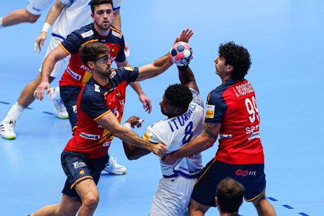 Antonio Serradilla Spain, 05 , Victor Iturizza Portugal, 08 , Javier Rodriguez Spain, 99 DEN, Spain vs Portugal, Handball, EHF European Championship 2026, Main Round, Matchday 4, 28 01 2026 DEN, Spain vs Portugal, Handball, EHF European Championship 2026, Main Round, Matchday 4, 28 01 2026 Herning Copyright: xEibner-Pressefoto MarcelxvonxFehrnx EP_MFN