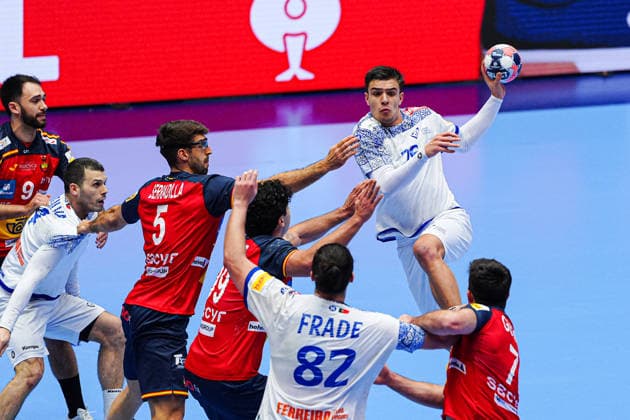 Antonio Serradilla Spain, 05 , Javier Rodriguez Spain, 99 , Francisco Costa Portugal, 26 DEN, Spain vs Portugal, Handball, EHF European Championship 2026, Main Round, Matchday 4, 28 01 2026 DEN, Spain vs Portugal, Handball, EHF European Championship 2026, Main Round, Matchday 4, 28 01 2026 Herning Copyright: xEibner-Pressefoto MarcelxvonxFehrnx EP_MFN