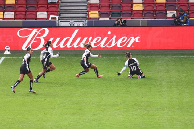 Gotham FC gegen SC Corinthians 28. Januar 2026, London FIFA Women Champions Cup Halbfinale Gotham FC gegen SC Corinthians Gabi Zanotti von Corinthians feiert ihr erstes Tor mit ihren Mannschaftskameraden Foto Jacques Feeney Offside London UK  Copyright: xJacquesxFeeneyx xOffsidexOffside