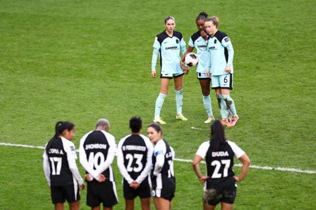 Gotham FC gegen SC Corinthians 28. Januar 2026, London FIFA Women Champions Cup Halbfinale Gotham FC gegen SC Corinthians Sarah Schupansky (Gotham), Emily Sonnett (Gotham) und Jaedyn Shaw (Gotham) stehen vor der Ausführung eines Freistoßes über dem Ball Foto Jacques Feeney Offside London UK  Copyright: xJacquesxFeeneyx xOffsidexOffside