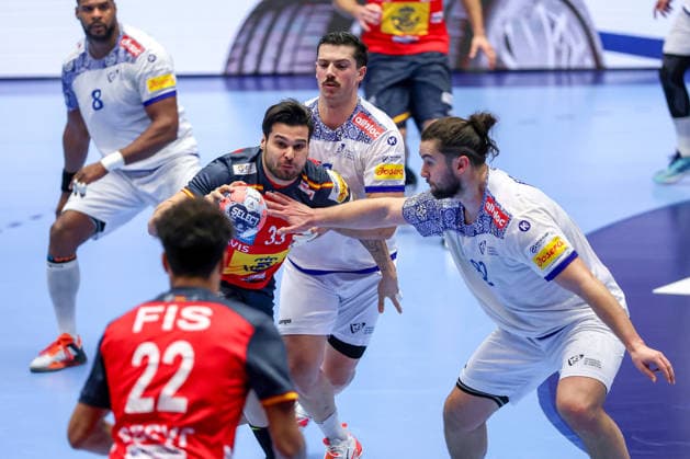 28 01 2026, Handball, Men s EHF EURO 2026, Spain Portugal, Jyske Bank Boxing in Herning, Denmark, Main Round Natan Antonio Suarez Diaz Espania 33 in a duel against Luis Diogo Sousa Frade Portugal 82 Denmark