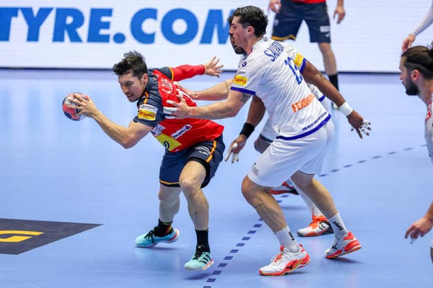 28 01 2026, Handball, Men s EHF EURO 2026, Spain Portugal, Jyske Bank Boxing in Herning, Denmark, Main Round Alex Dujshebaev Dovichebaeva Espania 10 in duel against Rocha Nogueira Portugal 13 Denmark