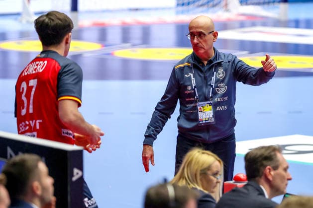 28 01 2026, Handball, Men s EHF EURO 2026, Spain Portugal, Jyske Bank Boxen in Herning, Denmark, Main Round Victor Romero Holguin Espania 37 next to head coach Jordi Ribera Romans Espania hc gesticulating on the sidelines Denmark
