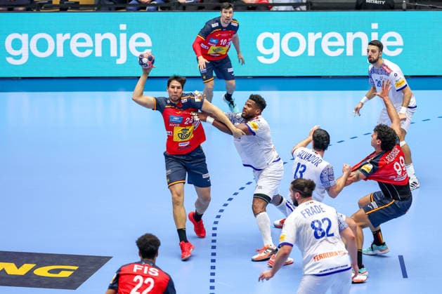 28 01 2026, Handball, Men s EHF EURO 2026, Spain Portugal, Jyske Bank Boxing in Herning, Denmark, Main Round Alex Dujshebaev Dovichebaeva Espania 10 in a duel against Victor Manuel Iturriza Alvarez Portugal 08 Denmark