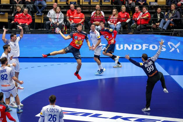 28 01 2026, Handball, Men s EHF EURO 2026, Spain Portugal, Jyske Bank Boxen in Herning, Denmark, Main Round Daniel Dujshebaev Dovichebaeva Espania 24 throws on the goal of Diogo Pires Andrade Heliodoro Valerio Portugal 99 Denmark