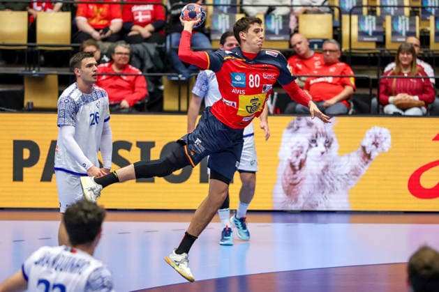 28 01 2026, Handball, Men s EHF EURO 2026, Spain Portugal, Jyske Bank Boxen in Herning, Denmark, Main Round Ian Barrufet Torrebejano Espania 80 throws the ball on goal Denmark