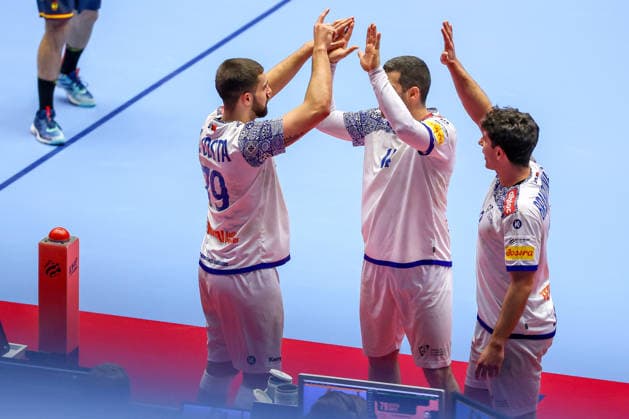 28 01 2026, Handball, Men s EHF EURO 2026, Spain Portugal, Jyske Bank Boxing in Herning, Denmark, Main Round Martim Mota Costa Portugal 79 Jenilson Varela Monteiro Portugal 11 Diogo Ferraz Branquinho Portugal 23 cheering Denmark