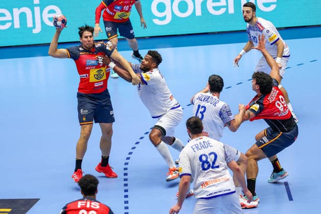 28 01 2026, Handball, Men s EHF EURO 2026, Spain Portugal, Jyske Bank Boxing in Herning, Denmark, Main Round Alex Dujshebaev Dovichebaeva Espania 10 in a duel against Victor Manuel Iturriza Alvarez Portugal 08 Denmark