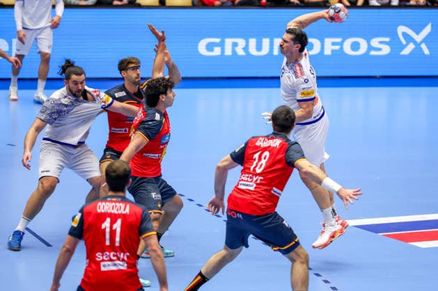 28 01 2026, Handball, Men s EHF EURO 2026, Spain Portugal, Jyske Bank Boxing in Herning, Denmark, Main Round Rocha Nogueira Portugal 13 throws the ball on goal Denmark