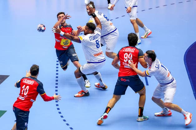 28 01 2026, Handball, Men s EHF EURO 2026, Spain Portugal, Jyske Bank Boxing in Herning, Denmark, Main Round Jan Gurri Aregay Espania 07 Alex Dujshebaev Dovichebaeva Espania 10 Javier Rodriguez Moreno Espania 99 in attack against Victor Manuel Iturriza Alvarez Portugal 08 Luis Diogo Sousa Frade Portugal 82 Rocha Nogueira Portugal 13 Denmark