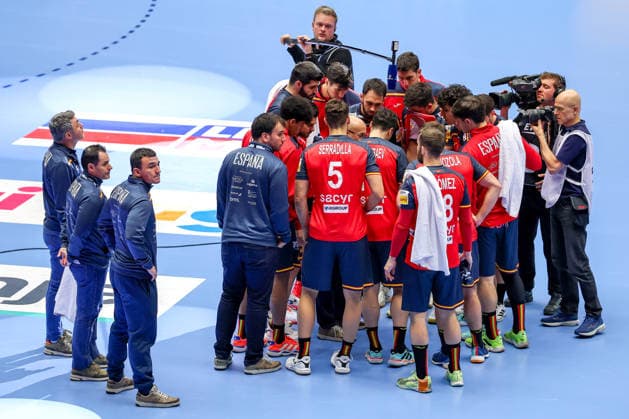 28 01 2026, Handball, Men s EHF EURO 2026, Spain Portugal, Jyske Bank Boxing in Herning, Denmark, Main Round time-out the team stands together Team Circle Denmark