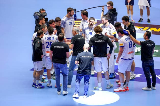 28 01 2026, Handball, Men s EHF EURO 2026, Spain Portugal, Jyske Bank Boxing in Herning, Denmark, Main Round time-out the team stands together Team Circle Denmark
