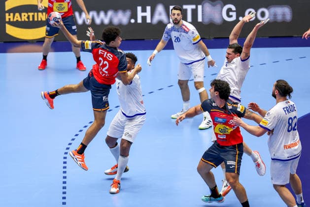 28 01 2026, Handball, Men s EHF EURO 2026, Spain Portugal, Jyske Bank Boxen in Herning, Denmark, Main Round xw22 throws the ball on goal past Agustin Casado Marcelo Espania 08 Pablo Guijarro Moreno Espania 13 Denmark