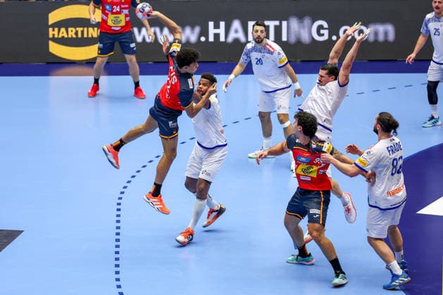 28 01 2026, Handball, Men s EHF EURO 2026, Spain Portugal, Jyske Bank Boxen in Herning, Denmark, Main Round xw22 throws the ball on goal past Agustin Casado Marcelo Espania 08 Pablo Guijarro Moreno Espania 13 Denmark