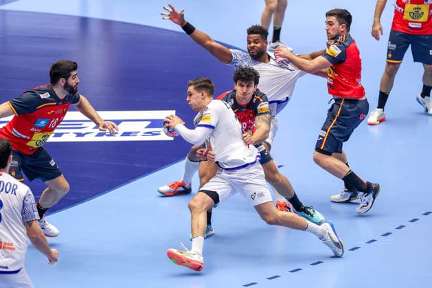 28 01 2026, Handball, Men s EHF EURO 2026, Spain Portugal, Jyske Bank Boxing in Herning, Denmark, Main Round Francisco Mota Costa Portugal 26 in duel against Javier Rodriguez Moreno Espania 99 Denmark