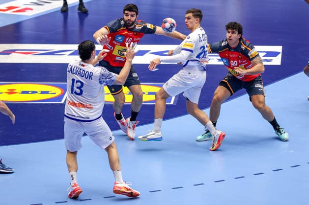 28 01 2026, Handball, Men s EHF EURO 2026, Spain Portugal, Jyske Bank Boxing in Herning, Denmark, Main Round Rocha Nogueira Portugal 13 Francisco Mota Costa Portugal 26 in a duel against Imanol Garciandia Alustiza Espania 18 Javier Rodriguez Moreno Espania 99 Denmark