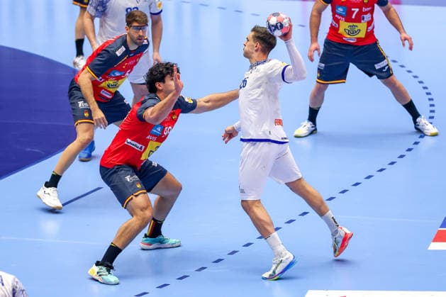 28 01 2026, Handball, Men s EHF EURO 2026, Spain Portugal, Jyske Bank Boxing in Herning, Denmark, Main Round Javier Rodriguez Moreno Espania 99 Antonio Serradilla Cuenca Espania 05 defend against Diogo Leitao RÃªma Marques Portugal 16 Denmark