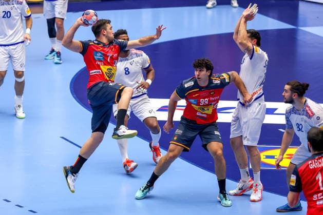 28 01 2026, Handball, Men s EHF EURO 2026, Spain Portugal, Jyske Bank Boxen in Herning, Denmark, Main Round Jan Gurri Aregay Espania 07 throws the ball on goal past Rocha Nogueira Portugal 13 Denmark