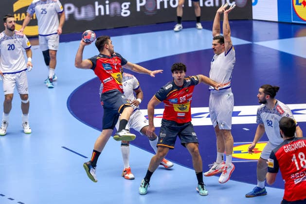 28 01 2026, Handball, Men s EHF EURO 2026, Spain Portugal, Jyske Bank Boxen in Herning, Denmark, Main Round Jan Gurri Aregay Espania 07 throws the ball on goal past Rocha Nogueira Portugal 13 Denmark