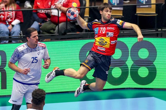 28 01 2026, Handball, Men s EHF EURO 2026, Spain Portugal, Jyske Bank Boxing in Herning, Denmark, Main Round Daniel Fernandez Jimenez Espania 70 throws the ball on goal Denmark