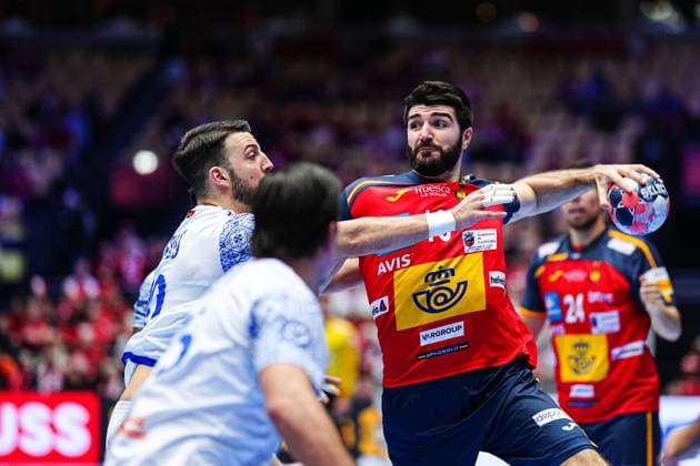 Throw Goal Imanol Garciandia Spain, 18 , Miguel Neves Portugal, 20 DEN, Spain vs Portugal, Handball, EHF European Championship 2026, Main Round, Matchday 4, 28 01 2026 DEN, Spain vs Portugal, Handball, EHF European Championship 2026, Main Round, Matchday 4, 28 01 2026 Herning Copyright: xEibner-Pressefoto MarcelxvonxFehrnx EP_MFN