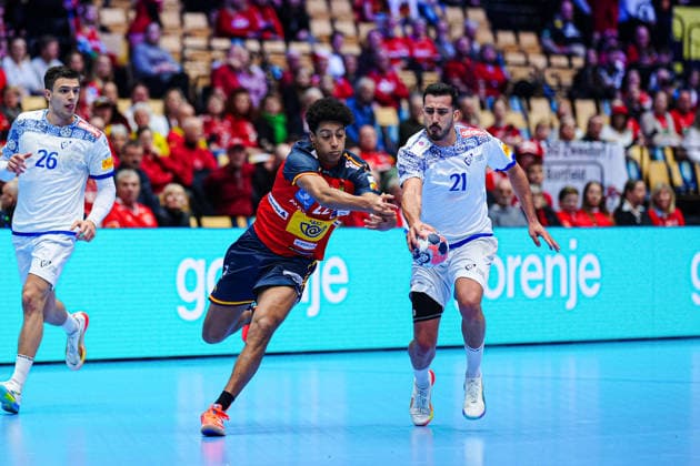 Marcos Fis Spain, 22 , Leonel Fernandes Portugal, 21 DEN, Spain vs Portugal, Handball, EHF European Championship 2026, Main Round, Matchday 4, 28 01 2026 DEN, Spain vs Portugal, Handball, EHF European Championship 2026, Main Round, Matchday 4, 28 01 2026 Herning Copyright: xEibner-Pressefoto MarcelxvonxFehrnx EP_MFN