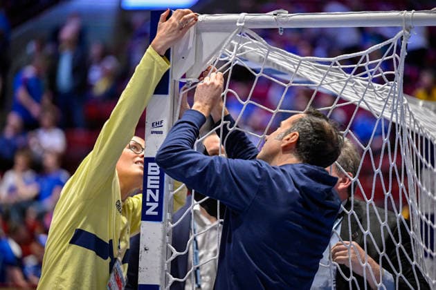 The handball goal net is being adjusted during the 2026 EHF European Men s Handball Championship the EHF Euro 2026 main round match between Slovenia and Iceland at Malmö Arena, in Malmö, Sweden, on January 28, 2026 MALMÖ SWEDEN x50090x  Copyright: xJohanxNilsson TTx EHF EURO 2026 SLOVENIA-ICELAND