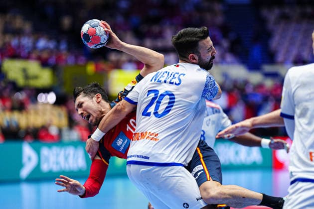 Alex Dujshebaev Spain, 10 , Miguel Neves Portugal, 20 DEN, Spain vs Portugal, Handball, EHF European Championship 2026, Main Round, Matchday 4, 28 01 2026 DEN, Spain vs Portugal, Handball, EHF European Championship 2026, Main Round, Matchday 4, 28 01 2026 Herning Copyright: xEibner-Pressefoto MarcelxvonxFehrnx EP_MFN