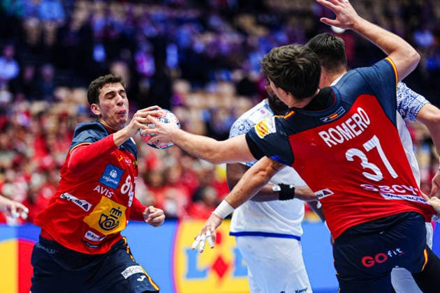 Ian Barrufet Spain, 80 and Victor Romero Spain, 37 reach for the ball at the same time DEN, Spain vs Portugal, Handball, EHF European Championship 2026, Main Round, Matchday 4, 28 01 2026 DEN, Spain vs Portugal, Handball, EHF European Championship 2026, Main Round, Matchday 4, 28 01 2026 Herning Copyright: xEibner-Pressefoto MarcelxvonxFehrnx EP_MFN