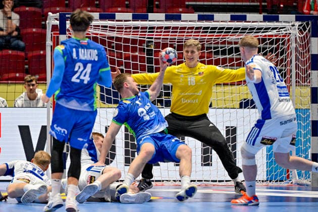 MALMÖ, SVERIGE 20260128 Crowded in front of Icelands goalkeeper Viktor Gisli Hallgrimsson during the 2026 EHF European Men s Handball Championship the EHF Euro 2026 main round match between Slovenia and Iceland at Malmö Arena, in Malmö, Sweden, on January 28, 2026 MALMÖ SVERIGE x50090x  Copyright: xJohanxNilsson TTx EHF EURO 2026 SLOVENIA-ICELAND