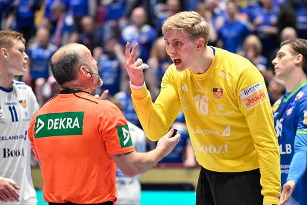 MALMÖ, SVERIGE 20260128 Iceland s goalkeeper Viktor Gisli Hallgrimsson speaks with the referee during the 2026 EHF European Men s Handball Championship the EHF Euro 2026 main round match between Slovenia and Iceland at Malmö Arena, in Malmö, Sweden, on January 28, 2026 MALMÖ SVERIGE x50090x  Copyright: xJohanxNilsson TTx EHF EURO 2026 SLOVENIA-ICELAND