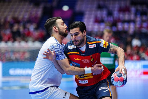 Miguel Neves Portugal, 20 , Natan Suarez Spain, 33 DEN, Spain vs Portugal, Handball, EHF European Championship 2026, Main Round, Matchday 4, 28 01 2026 DEN, Spain vs Portugal, Handball, EHF European Championship 2026, Main Round, Matchday 4, 28 01 2026 Herning Copyright: xEibner-Pressefoto MarcelxvonxFehrnx EP_MFN