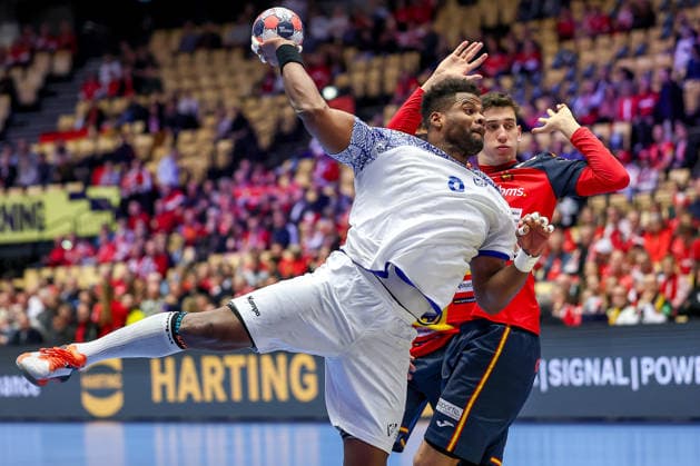 28 01 2026, Handball, Men s EHF EURO 2026, Spain Portugal, Jyske Bank Boxen in Herning, Denmark, Main Round Victor Manuel Iturriza Alvarez Portugal 08 throws the ball on goal past Ian Barrufet Torrebejano Espania 80 Denmark