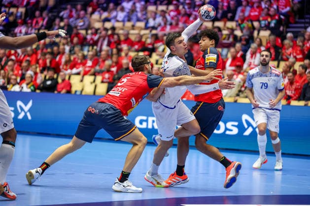 28 01 2026, Handball, Men s EHF EURO 2026, Spain Portugal, Jyske Bank Boxing in Herning, Denmark, Main Round Francisco Mota Costa Portugal 26 throws the ball on goal past Antonio Serradilla Cuenca Espania 05 Marcos Fis Ballester Espania 22 Denmark