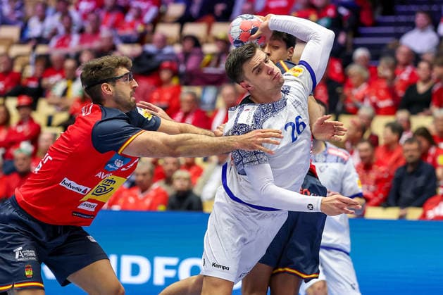 28 01 2026, Handball, Men s EHF EURO 2026, Spain Portugal, Jyske Bank Boxing in Herning, Denmark, Main Round Francisco Mota Costa Portugal 26 throws the ball on goal past Antonio Serradilla Cuenca Espania 05 Marcos Fis Ballester Espania 22 Denmark