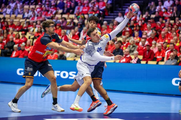 28 01 2026, Handball, Men s EHF EURO 2026, Spain Portugal, Jyske Bank Boxing in Herning, Denmark, Main Round Francisco Mota Costa Portugal 26 throws the ball on goal past Antonio Serradilla Cuenca Espania 05 Marcos Fis Ballester Espania 22 Denmark