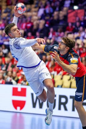 28 01 2026, Handball, Men s EHF EURO 2026, Spain Portugal, Jyske Bank Boxing in Herning, Denmark, Main Round Francisco Mota Costa Portugal 26 in duel against Antonio Serradilla Cuenca Espania 05 Denmark