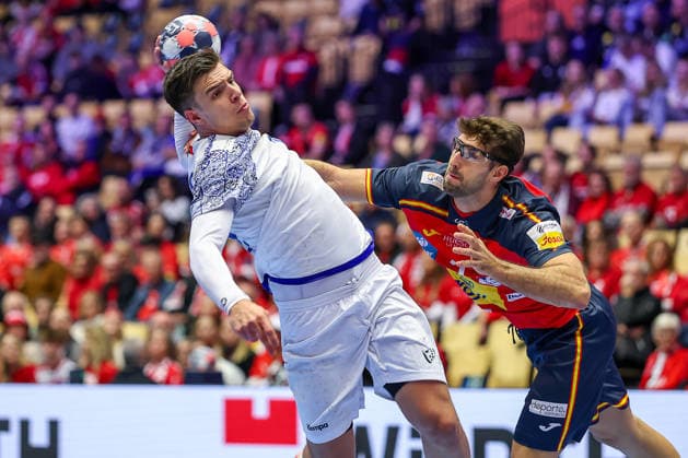 28 01 2026, Handball, Men s EHF EURO 2026, Spain Portugal, Jyske Bank Boxing in Herning, Denmark, Main Round Francisco Mota Costa Portugal 26 in duel against Antonio Serradilla Cuenca Espania 05 Denmark