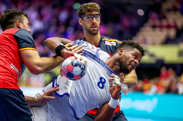 28 01 2026, Handball, Men s EHF EURO 2026, Spain Portugal, Jyske Bank Boxing in Herning, Denmark, Main Round Victor Manuel Iturriza Alvarez Portugal 08 throws the ball on goal Denmark