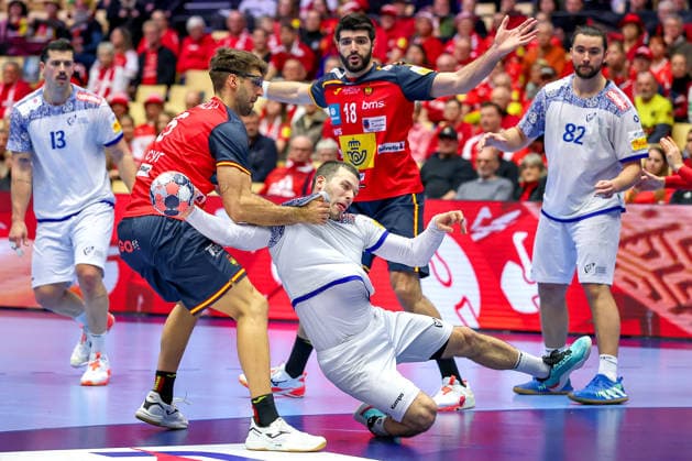 28 01 2026, Handball, Men s EHF EURO 2026, Spain Portugal, Jyske Bank Boxing in Herning, Denmark, Main Round Rui Sousa Martins Silva Portugal 14 in a duel against Antonio Serradilla Cuenca Espania 05 Denmark