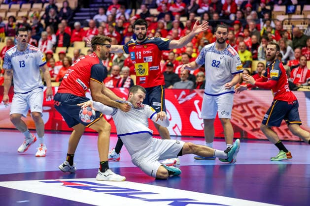 28 01 2026, Handball, Men s EHF EURO 2026, Spain Portugal, Jyske Bank Boxing in Herning, Denmark, Main Round Rui Sousa Martins Silva Portugal 14 in a duel against Antonio Serradilla Cuenca Espania 05 Denmark