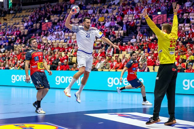28 01 2026, Handball, Men s EHF EURO 2026, Spain Portugal, Jyske Bank Boxing in Herning, Denmark, Main Round Leonel Gomes Silva Fernandes Portugal 21 throws the ball on goal Sergey Hernandez Ferrer Espania 25 Denmark