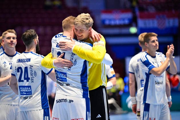 MALMÖ, SVERIGE 20260128 Iceland s Ymir Örn Gislason celebrates with goalkeeper Viktor Gisli Hallgrimsson after winning against Slovenia, 31 39, during the 2026 EHF European Men s Handball Championship the EHF Euro 2026 main round match between Slovenia and Iceland at Malmö Arena, in Malmö, Sweden, on January 28, 2026 MALMÖ SVERIGE x50090x  Copyright: xJohanxNilsson TTx EHF EURO 2026 SLOVENIA-ICELAND