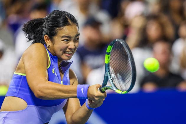(260128) -- MANILA, Jan. 28, 2026 -- Alexandra Eala of the Philippines competes during the women s singles round of 16 match between Alexandra Eala of the Philippines and Sakatsume Himeno of Japan at the WTA, Tennis Damen Philippine Women s Open in Manila, the Philippines, Jan. 28, 2026. ) (SP)PHILIPPINES-MANILA-WTA PHILIPPINE WOMEN S OPEN ROUELLExUMALI 