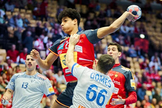 DENMARK European Men s Handball Championship Spain Portugal Spain s Marcos Fis in a duel with Portugal s Joao Gomes during the EHF Euro 2026 main round men s handball match between Spain and Portugal at Jyske Bank Boxen in Herning, Wednesday, January 28, 2026 Photo Thomas Traasdahl Ritzau Scanpix , Herning Denmark  Copyright: RitzauxScanpix ThomasxTraasdahlx spdk20260128-172318-L